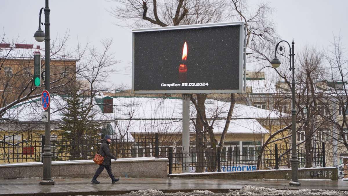 Eine Anzeigetaffel zeigt auf der Straße eine Kerze zum Gedenken der Opfer. Bei dem mutmaßlichen Terroranschlag auf eine Veranstaltungshalle am Stadtrand von Moskau sind mehr als 60 Menschen getötet worden.