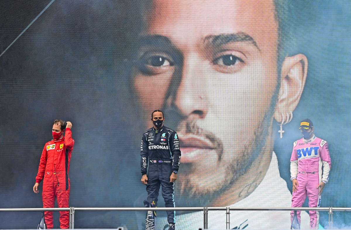 Der frisch gebackene Rekordweltmeister überstrahlt in der Formel 1 alle: Lewis Hamilton feiert den Sieg in der Türkei vor Sergio Perez (re.) und Sebastian Vettel (li.).
