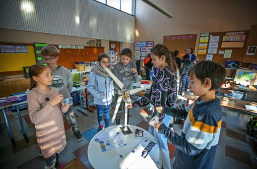 Die Kinder  der Klasse 4b haben erlebt, wie Bewegungsenergie in elektrische Energie umgewandelt werden kann. Foto: Roberto Bulgrin