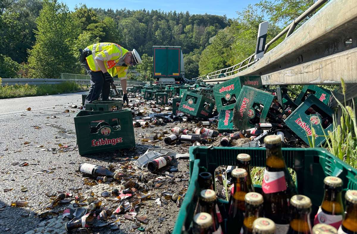 Ravensburg: Lastwagen verliert Hunderte Kisten Bier