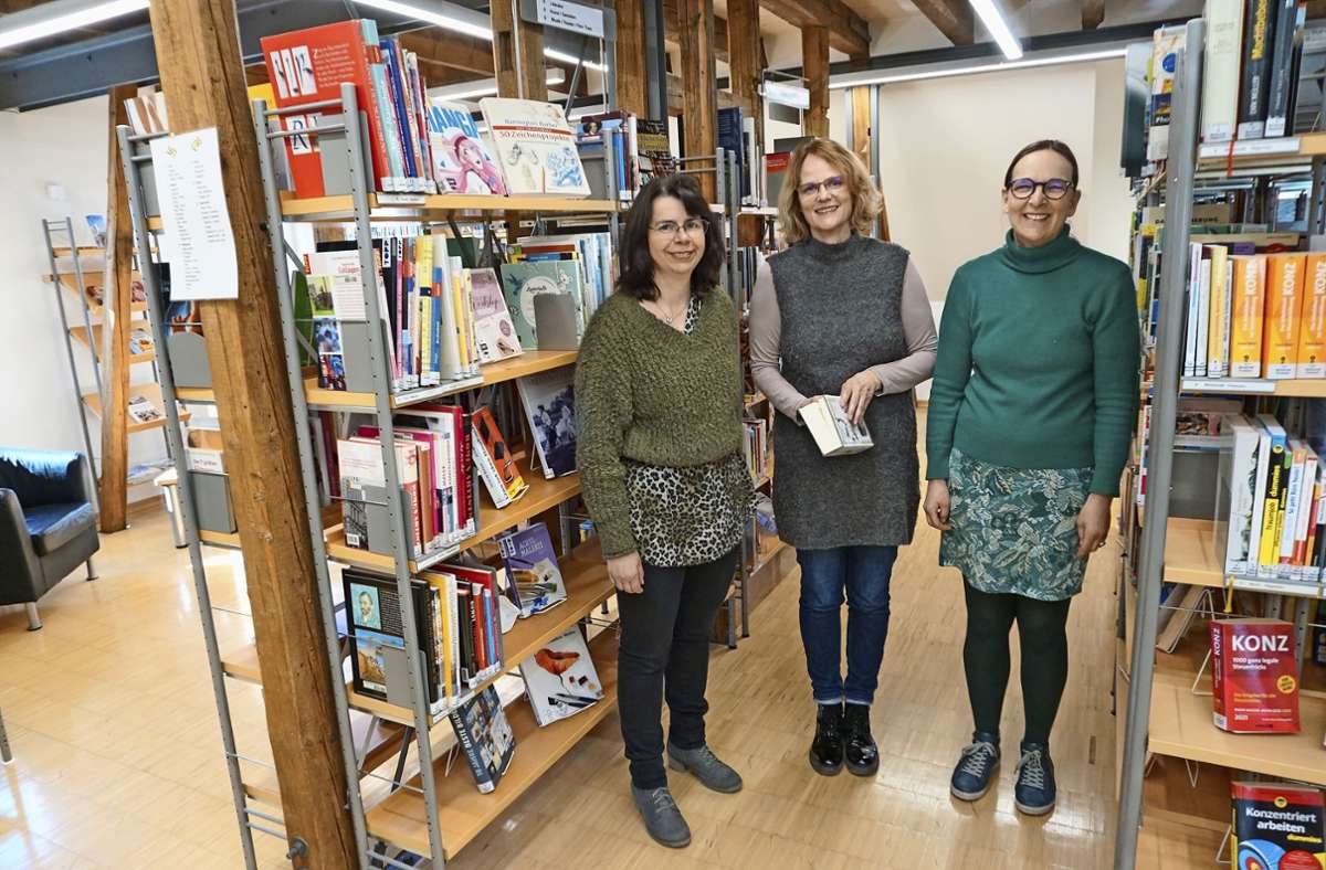 Anita Andler leitet die Bücherei, hier mit ihren Mitarbeiterinnen  Ulrike Felchle und Ulrike Oldekop-Körner (von links). Foto: Marion Brucker