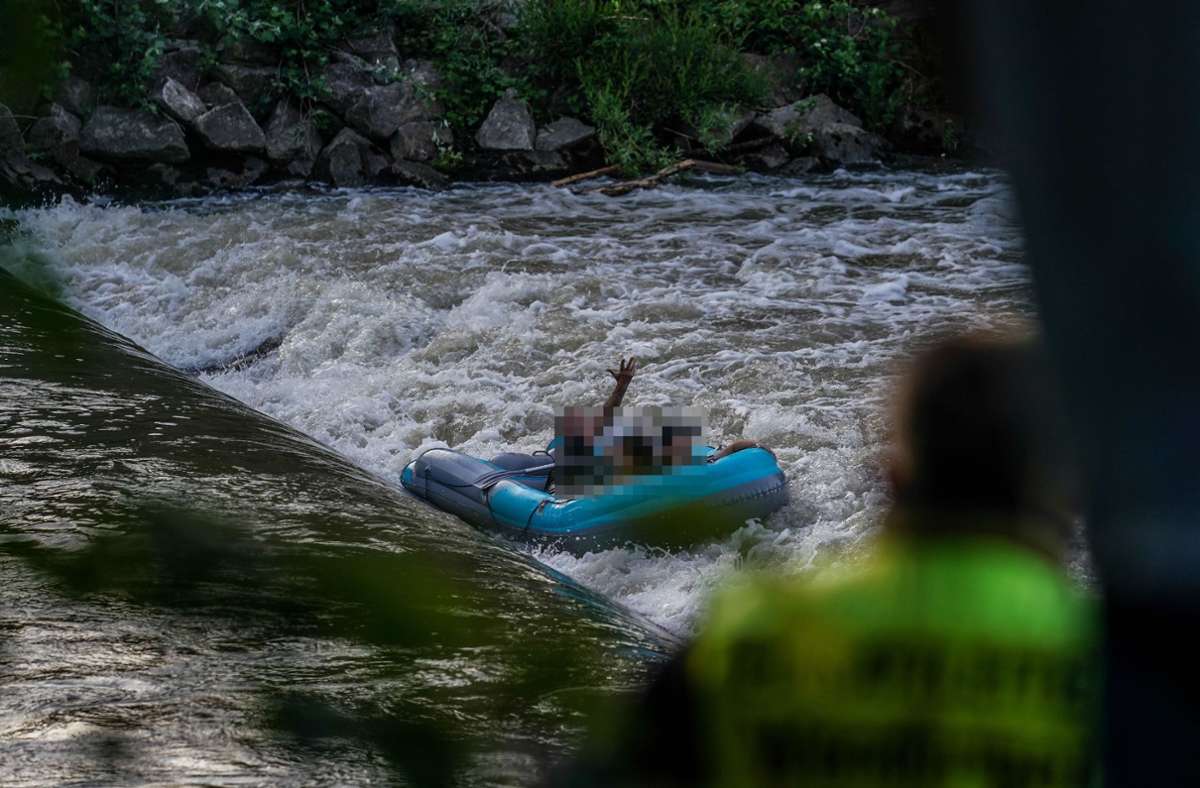 Dramatische Rettungsaktion auf dem Neckar: Gefangen in der Wasserwalze