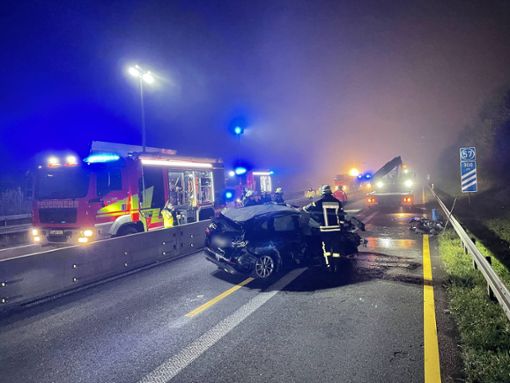 Der 18-jährige Unfallverursacher war im Bereich einer Baustelle offenbar zu schnell unterwegs und prallte mit seinem Wagen gegen eine Betonwand. Foto: 7aktuell.de