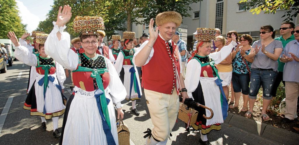 WENDLINGEN: Vinzenzifest mit Ernte- und Trachtenumzug - Gäste aus Nah und Fern sorgen für lebendiges Stadtfest: Traditionspflege unter kiloschweren Hauben