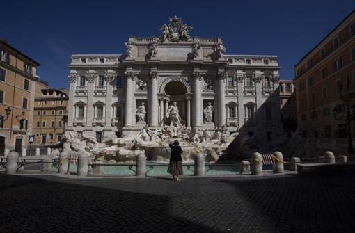 An der Piazza di Trevi und rund um den Trevi-Brunnen wimmelt es sonst vor Touristen. Jetzt herrscht dort gähnende Leere. Foto: dpa/Alessandra Tarantino