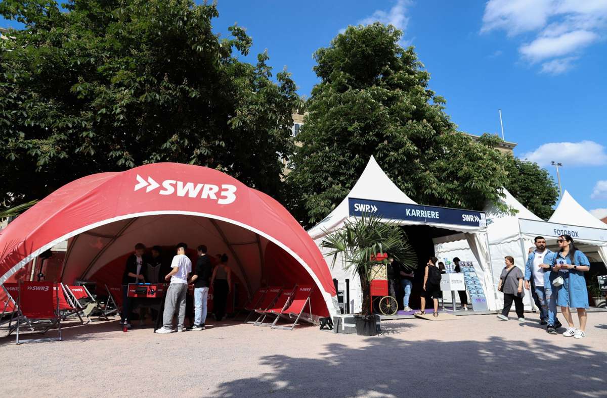 Impressionen von der Festivalmeile des SWR-Sommerfestivals, die tagsüber bei freiem Eintritt geöffnet ist.