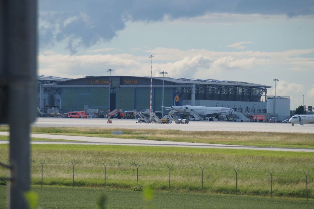 20.06.2019 Ein Flugzeug ist wegen eines rauchartigen Geruchs am Stuttgarter Flughafen notgelandet.