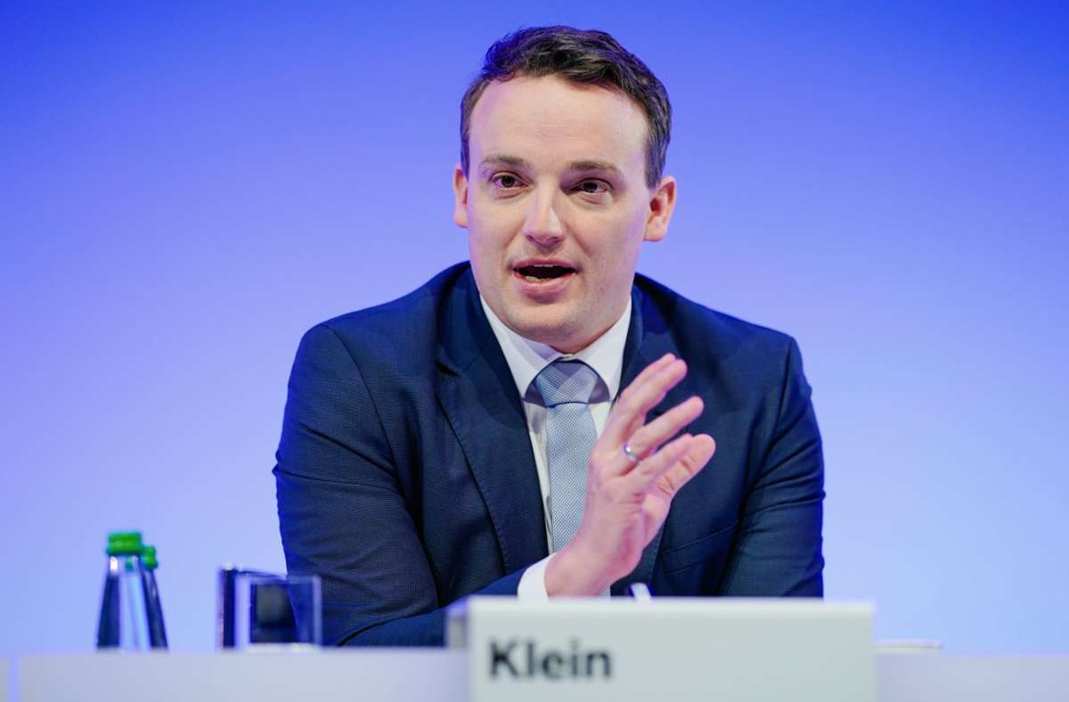 Christian Klein ist der Vorstandsvorsitzende von SAP. Er erhielt 2020 dafür laut HKP eine Vergütung von 2,218 Millionen Euro. Das ist die zweitgeringste Vergütung eines Dax-Vorstands in 2020.