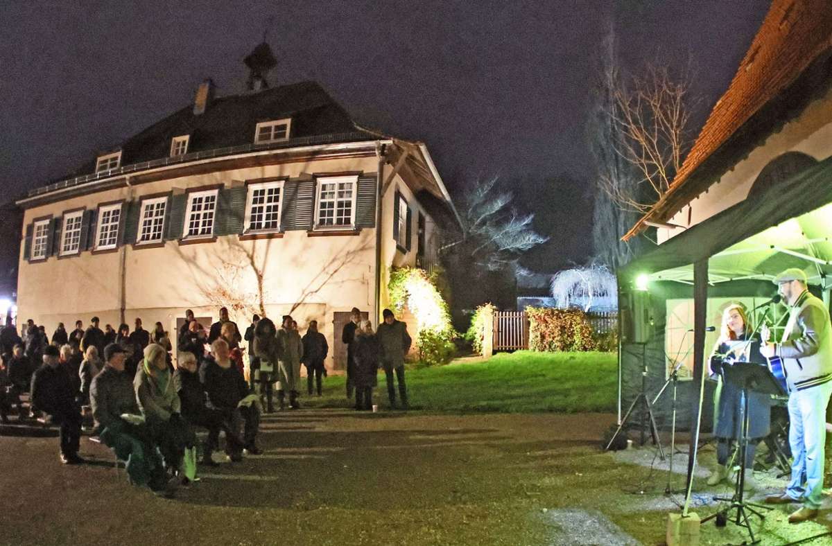 Vor der historischen Kulisse des Hofguts Sirnau erlebten die Gäste des Adventssingens einen stimmungsvollen Abend voller Herz und Seele. Foto: /Robin Rudel