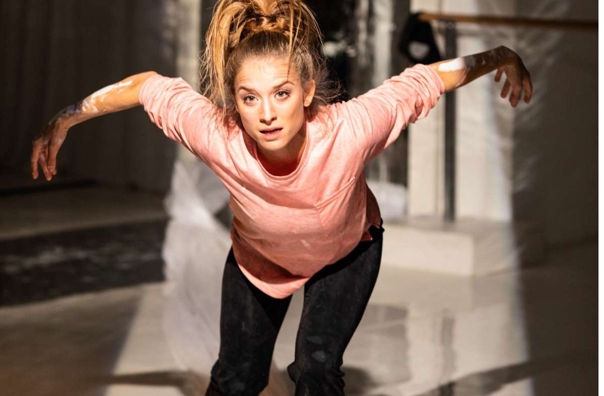 Starke Tanzszenen: Corinne Steudler spielt mehrere Rollen  im Einpersonenstück  „Tanz der Wut“. Foto: Theater Kempten/Birgitta Waizenegger