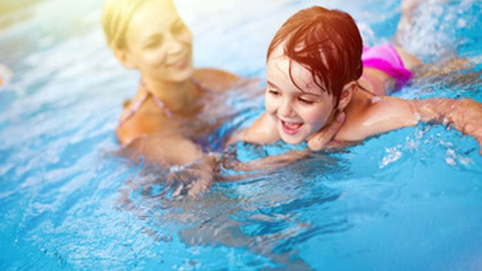 Welche Schwimmhilfen nützen  Kindern wirklich?