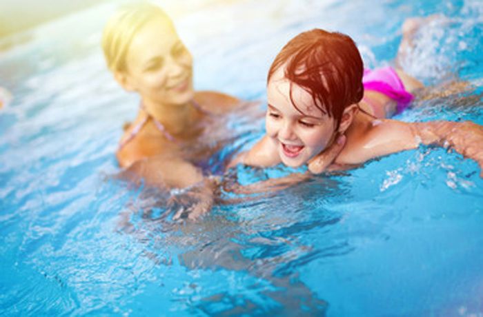 Flügel, Poolnudel, Schwimmgürtel: Welche Schwimmhilfen nützen  Kindern wirklich?