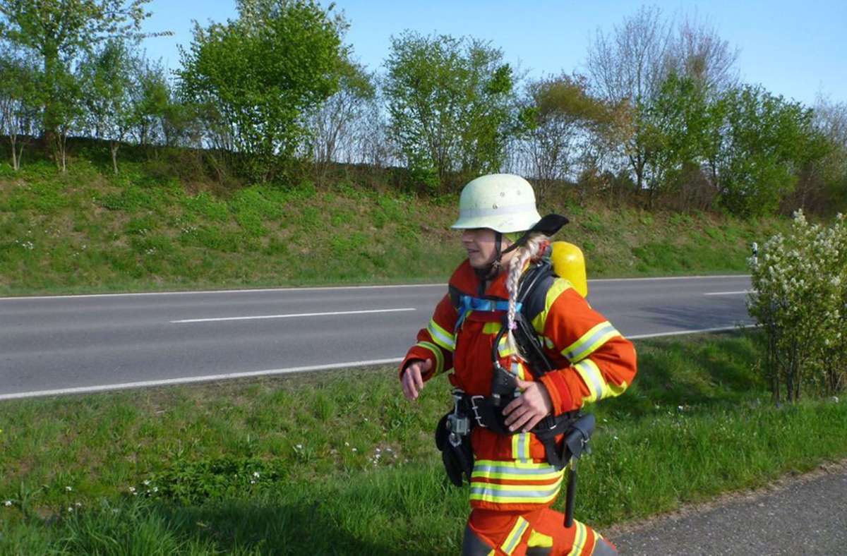 Vor fünf Jahren war Stefanie Saul schon einmal in Feuerwehrmontur unterwegs und hat  300 Kilometer zurückgelegt.