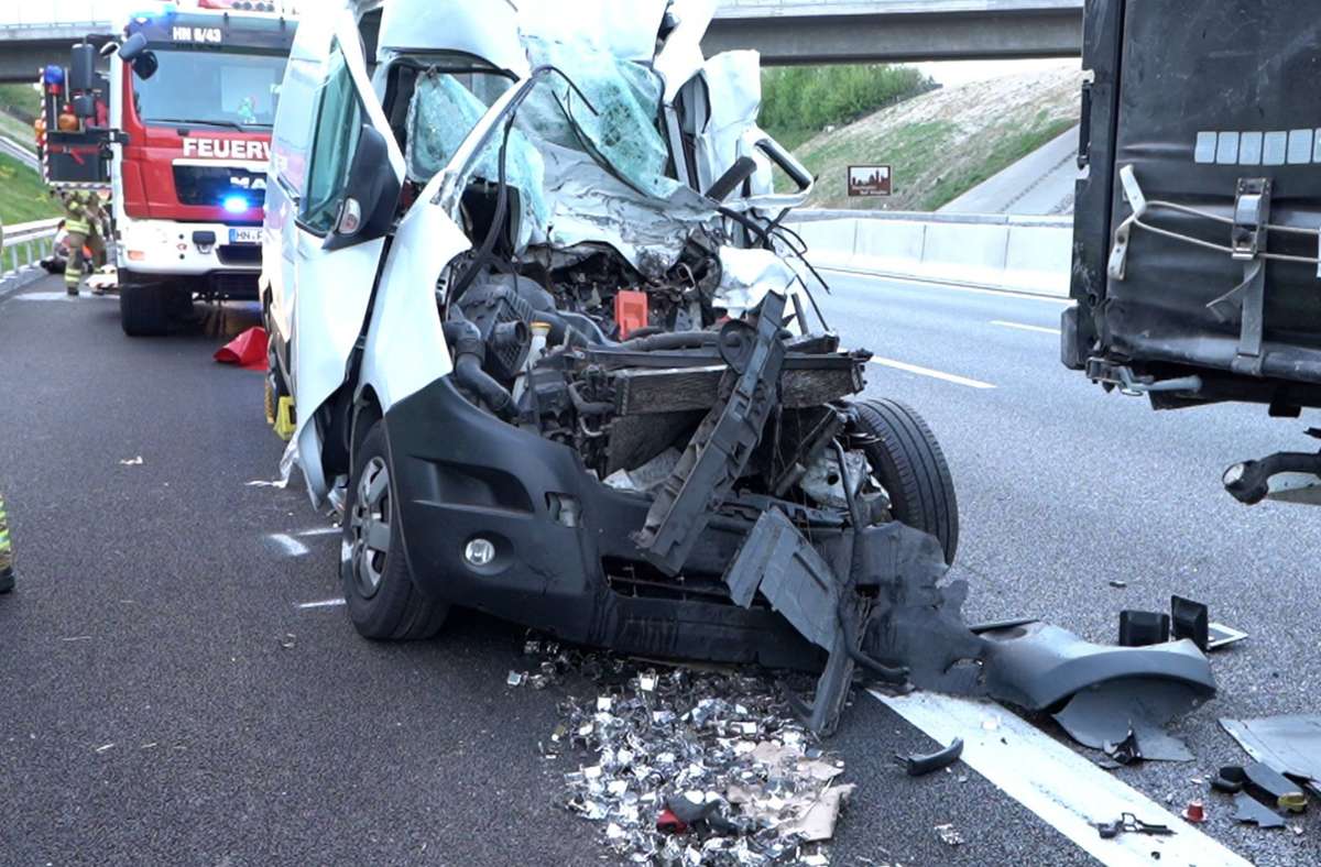 A6 bei Heilbronn: Transporter fährt in Stauende - Fahrer tödlich verletzt