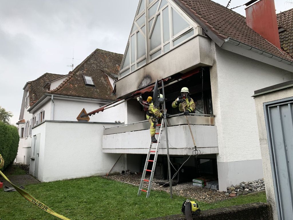 29.10.19 Am Nachmittag hat ein Balkon einer Erdgeschosswohnung in Neckartenzlingen Feuer gefangen.