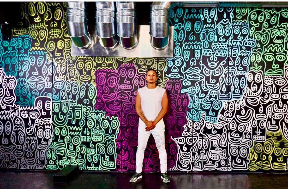 Romulo Kuranyi vor seinem Kunstwerk im Nice Club an der Theo Heuss.