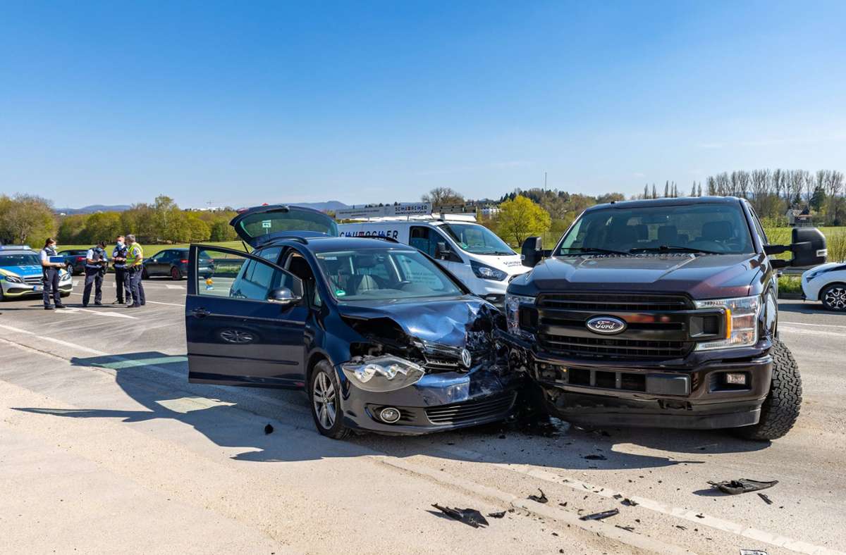 Verkehrsunfall in Nürtingen: Beim Abbiegen zusammengestoßen – Drei Personen  leicht verletzt