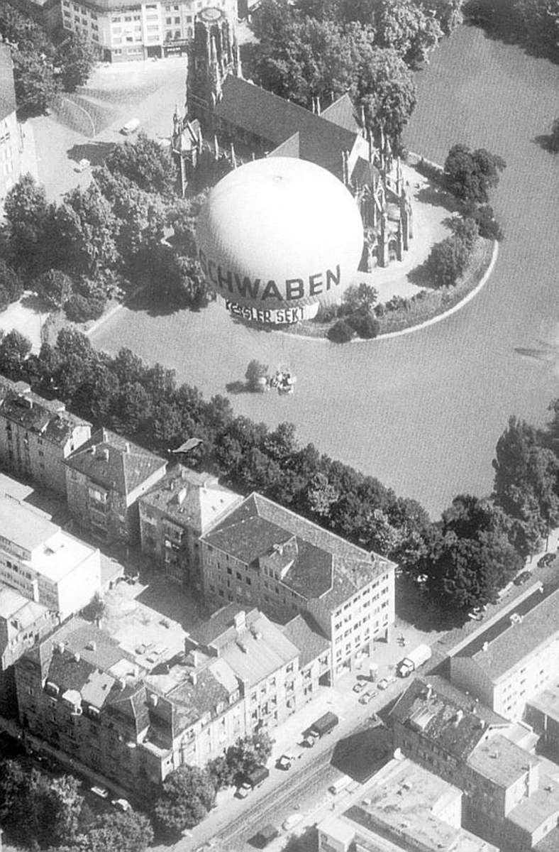 Die Ballonsportgruppe Stuttgart fährt mit dem Schwaben-Ballon 1953 über den Feuersee.