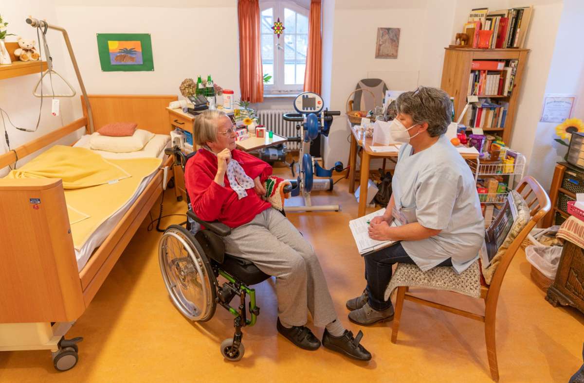 Von Mitte März an sollten  nur noch geimpfte Pflegekräfte im Altenheim arbeiten – eigentlich. Foto: factum/Andreas Weise