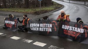 Klimaschutz-Demonstranten blockieren wieder Straßen in Berlin