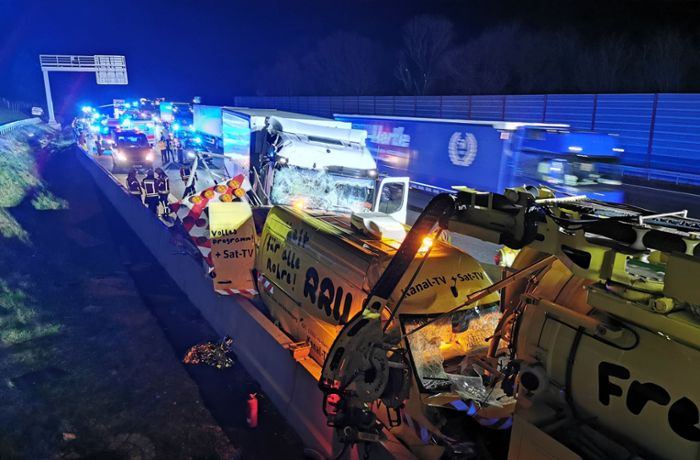 Unfall nahe Dielheim im Rhein-Neckar-Kreis: Lkw fährt in Wanderbaustelle auf A6 - Drei Verletzte