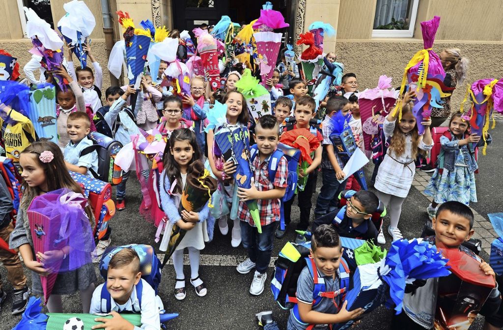 55 Erstklässler starten an der Grundschule Mettingen – Ihnen stehen Viertklässler als Paten zur Seite: Einschulung in Mettingen