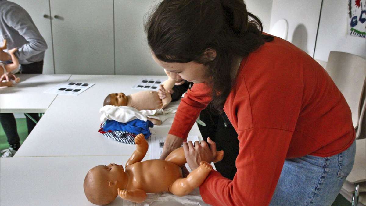 Kursangebot in Esslingen: Mädchen lernen Babysitten