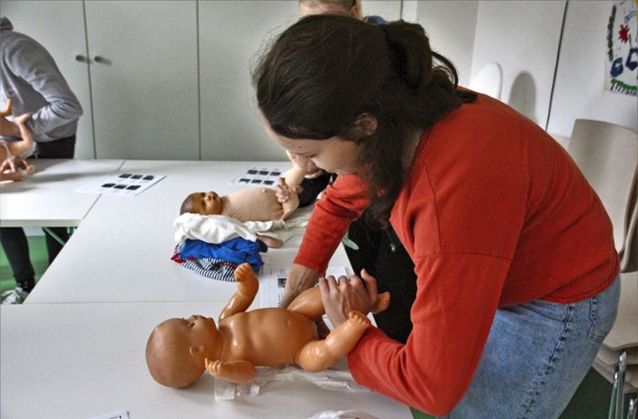 Kursangebot in Esslingen: Mädchen lernen Babysitten