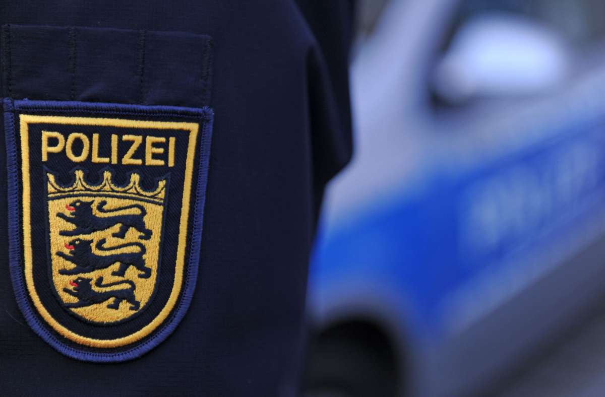 Unfall in Esslingen: Auto kracht in Hauswand