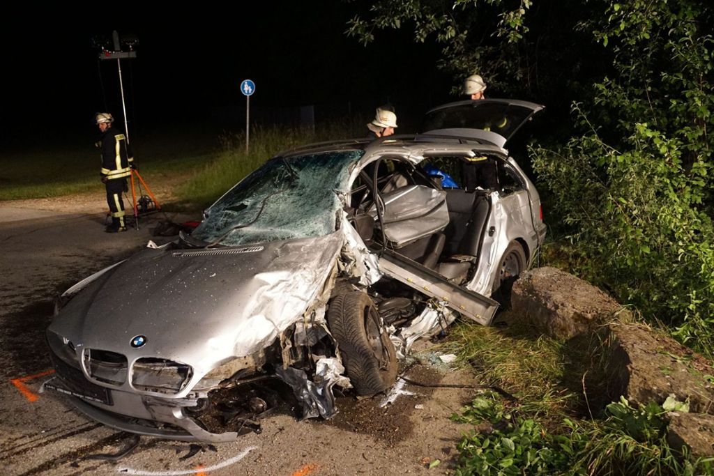 Zwei Autofahrer auf L1214 schwer verletzt: Heftiger Frontalzusammenstoß bei Weilheim