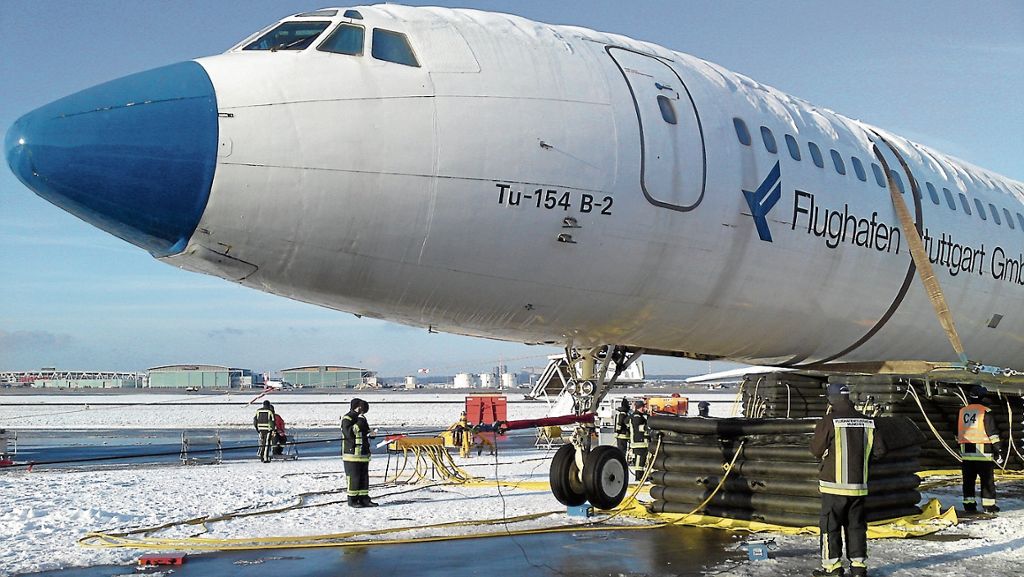 LEINFELDEN-ECHTERDINGEN:  Ein Tag bei der Flughafen-Feuerwehr - In Sekundenschnelle fertig für den Einsatz: Mit der Tupolev wird der Ernstfall geprobt