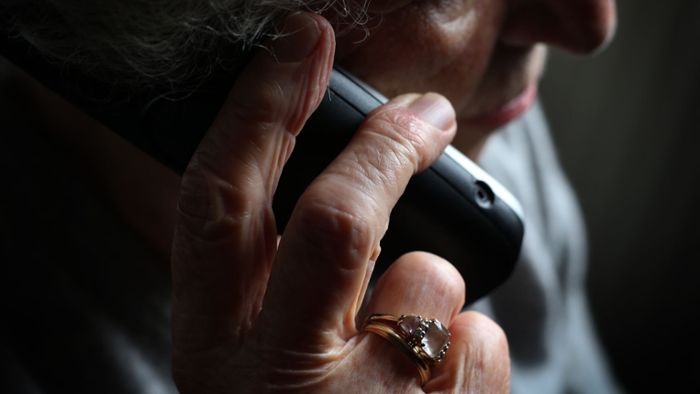 Seniorin übergibt wertvollen Schmuck an Telefonbetrüger