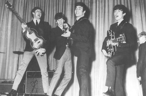 Vier Engländer, die die Welt veränderten: Paul McCartney, Ringo Starr, John Lennon und George Harrison (von links nach rechts) 1962 bei einem Auftritt im Lyris Theatre in London. Foto: dpa/--