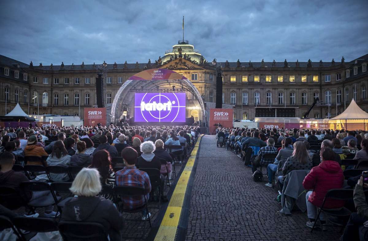 SWR-Sommerfestival startet in Stuttgart: Das  Publikum genießt die „Tatort“-Premiere auf dem Schlossplatz