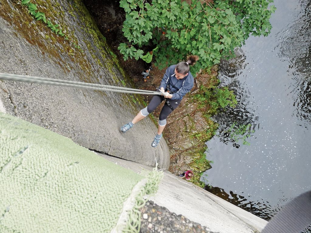 Im Nordschwarzwald können Besucher entlang der Murg wandern und sich bei einer Rafting-Tour auspowern: Über Stock und Stein und durch den Fluss