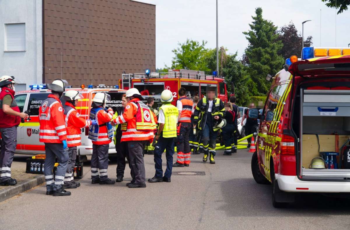 Bei einem Brand in Baltmannsweiler fanden die Einsatzkräfte einen Toten in einem brennenden Auto.
