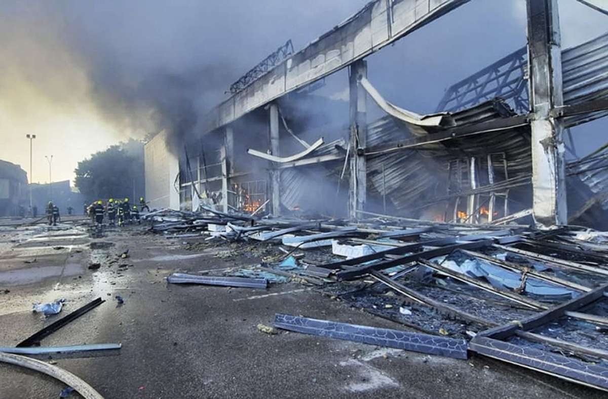 Krementschuk in der Ukraine: Opferzahl nach Raketenangriff auf Einkaufszentrum steigt weiter