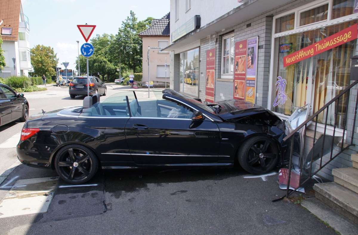 Heftiger Unfall in Leinfelden-Echterdingen: Auto kracht gegen Hausfassade – Fahrerin schwer verletzt