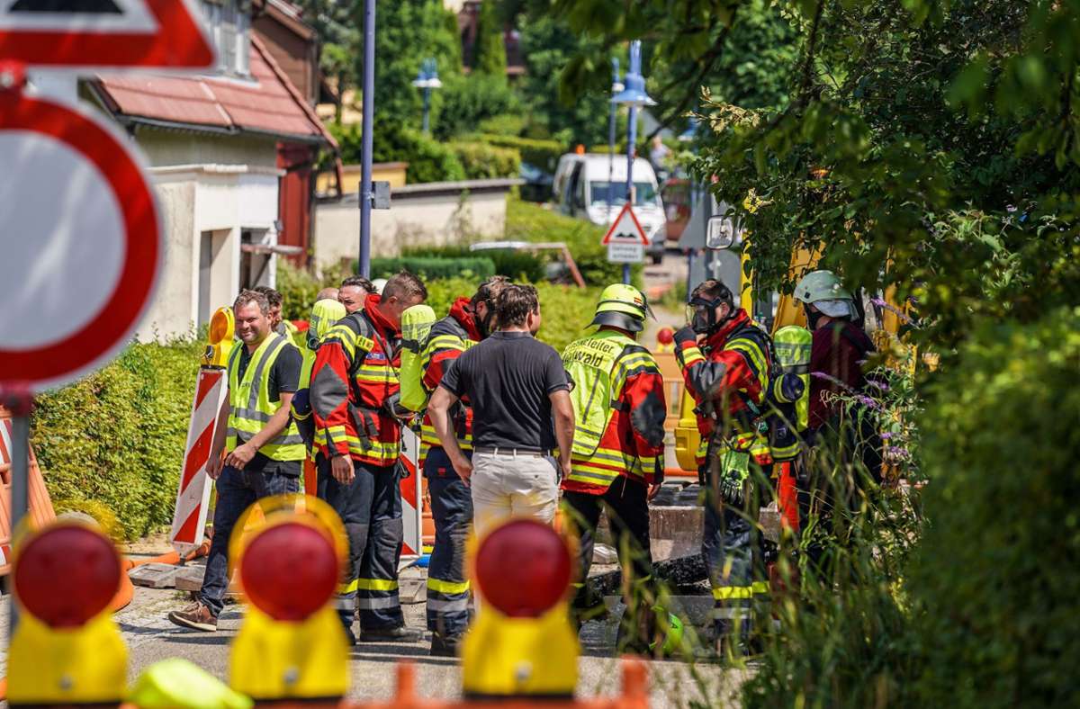 Wegen eines Gasaustritts an einer Baustelle in Aichwald rückten am Mittwochnachmittag die Einsatzkräfte der Feuerwehr, der Polizei und des Rettungsdienstes in die Schachenwaldstraße aus.