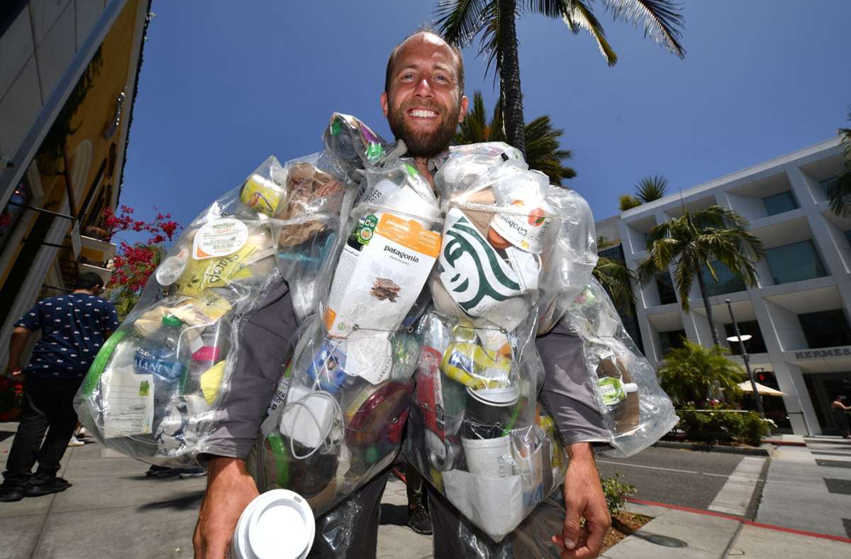Rob Greenfield: Aktivist trägt 28 Kilo Müll durch Beverly Hills