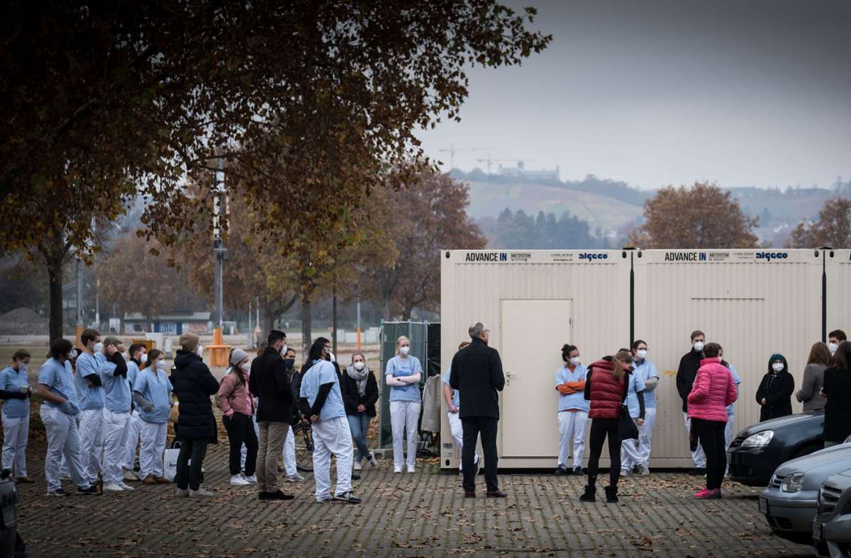 Testzentrum auf dem Wasen in Stuttgart: Ein Arzt kämpft gegen das Coronavirus