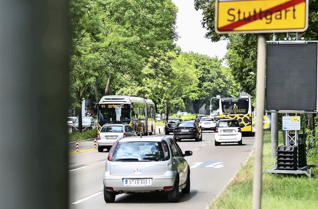 Busspur am Neckartor macht neue Ampelprogramme erforderlich: Expressbus steht bis September im Stau