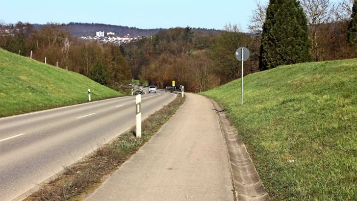 Schmaler Weg an  Plochinger Straße soll für den  Radverkehr ausgebaut werden
