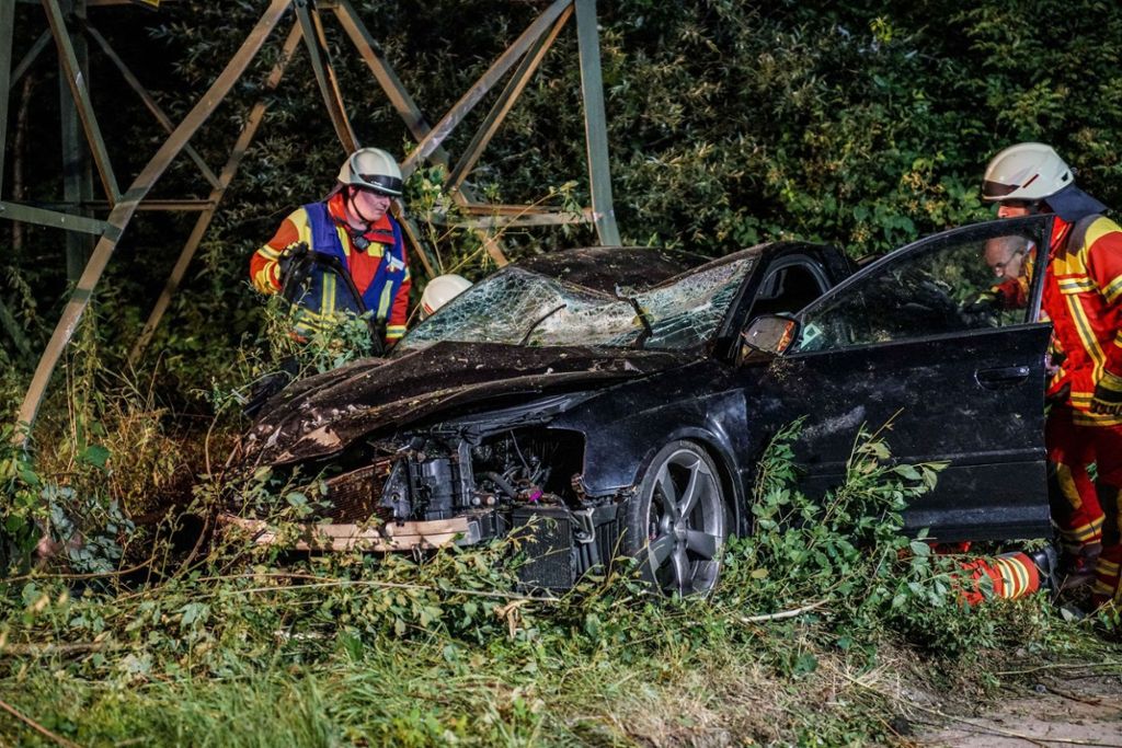 07.07.2019: Sportwagen kracht im Körschtal gegen Hochspannungsmasten. Foto: SDMG