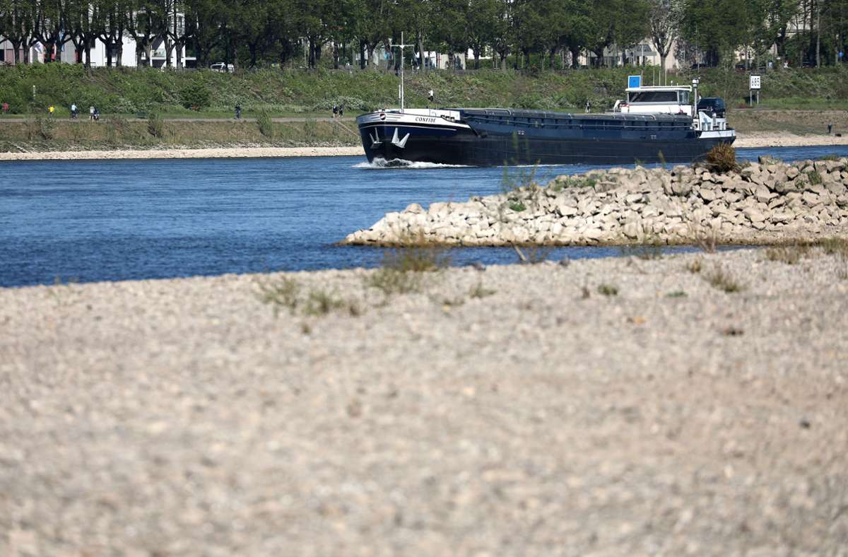 Niedrigwasser auf dem Rhein: Rhein-Binnenschiffer können nur Hälfte laden