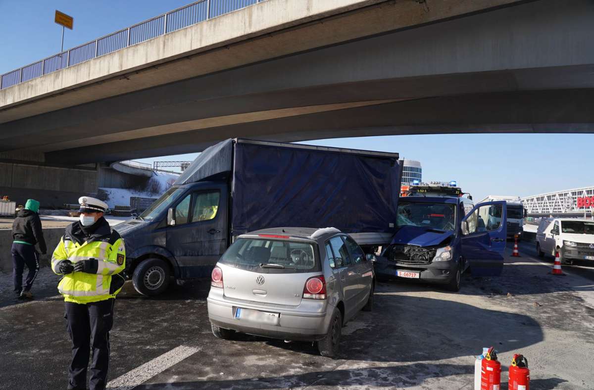 Karambolagen auf Stuttgarts Autobahnen: Stauchaos nach Unfallserie auf der A 8 beim Flughafen