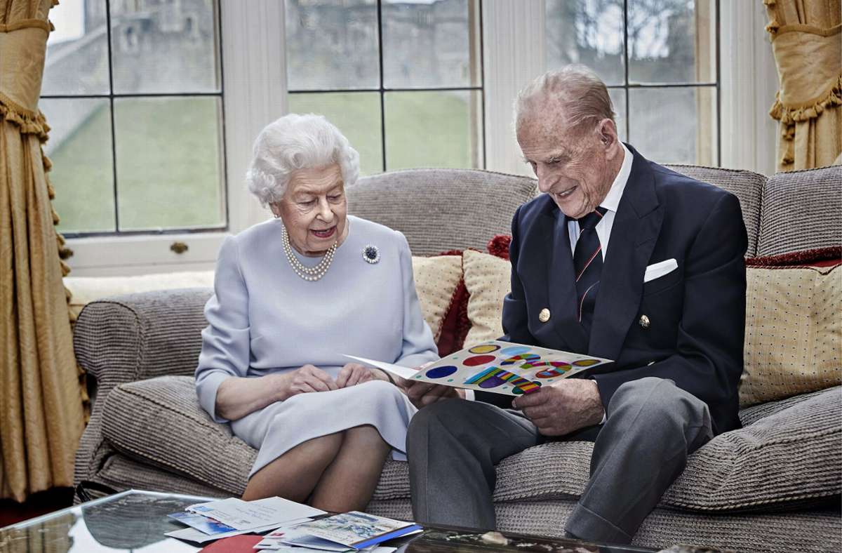 Die britische Königin Elizabeth II. und ihr Ehemann Prinz Philip, Herzog von Edinburgh, sitzen im Oak Room im Schloss Windsor. Sie sehen sich selbst gebastelte Hochzeitstagskarten an, die sie von ihren Großenkeln anlässlich ihres 73. Hochzeitstages geschenkt bekommen haben. Foto: dpa/Chris Jackson/Buckingham Palace/PA Media