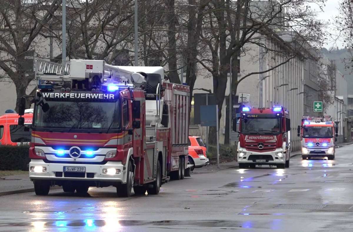 Rauchschwaden über dem Esslinger Stadtteil Mettingen haben am Sonntagnachmittag die Feuerwehr auf den Plan gerufen.