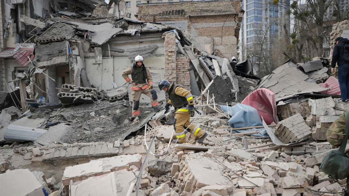 Nach einem russischen Luftangriff begutachten Ersthelfer in Kiew die Schäden. Mehrere Menschen wurden bei dem Angriff verletzt.