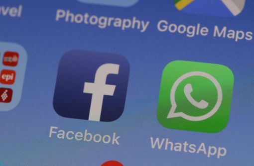 Zwei Dienste eines gemeinsamen Unternehmens: WhatsApp gehört zu Facebook. (Symbolbild) Foto: AFP/JUSTIN SULLIVAN